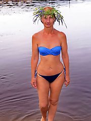 A mature woman with a hairy genitals gets penetrated.