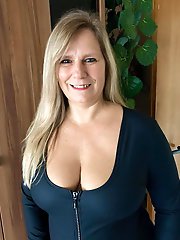 Tempting experienced mama is fingering her slit