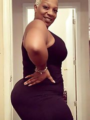 HQ mature woman is spreading her hips on photo