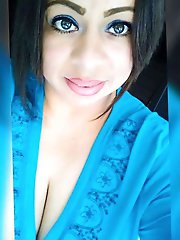 Ultra-sexy older tart is posing undressed on pix