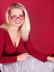 Hot american housewife showing off her dirty mind