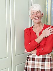Naughty british mature lady getting horny